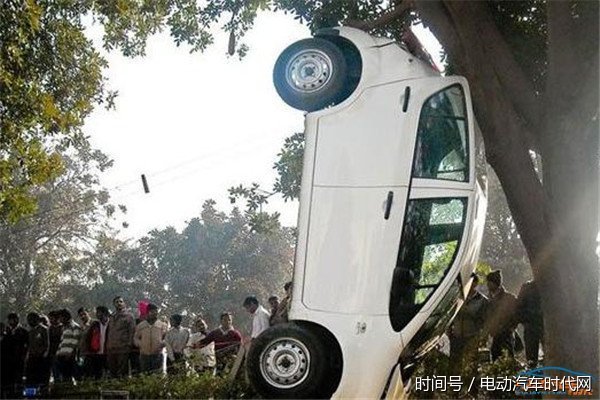 您这是开车太累了,想来个瑜伽倒立放松一下吗?