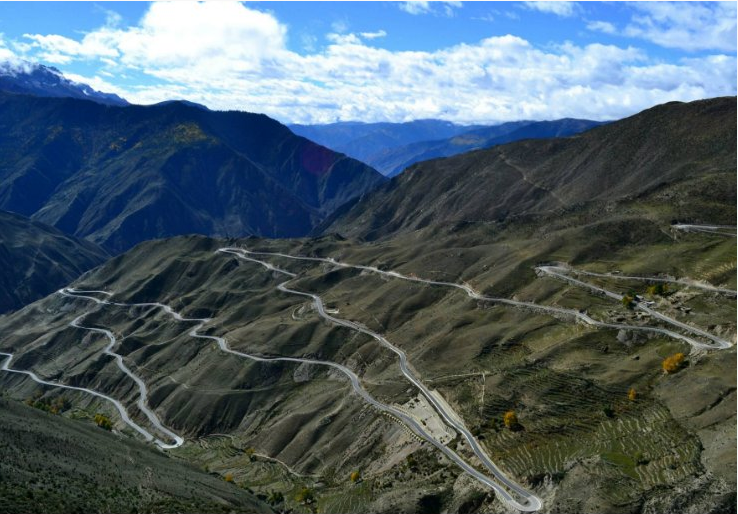 而川藏北线的话,则是更偏向于人文景观和藏文化,比如著名的五明佛学院