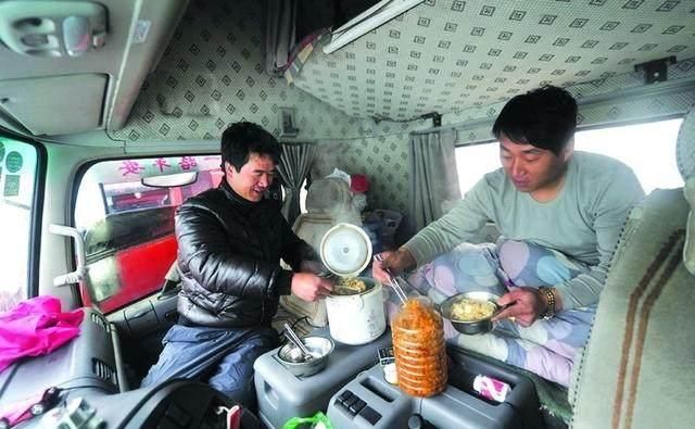 为什么开货车的司机都说十个开车,九个穷?背后