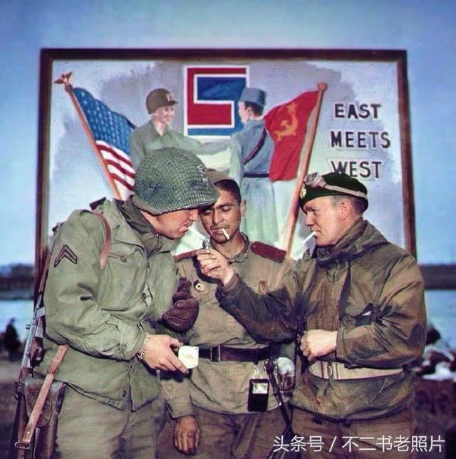 二战彩色老照片:遭俘虏的德军士兵,笔直地站在