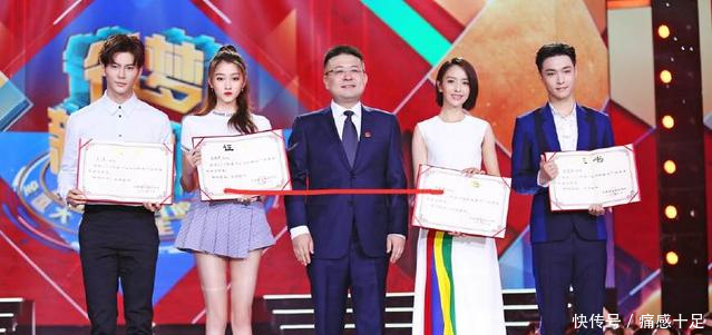 关晓彤腿有多长张艺兴和她站一起压力大,鹿晗