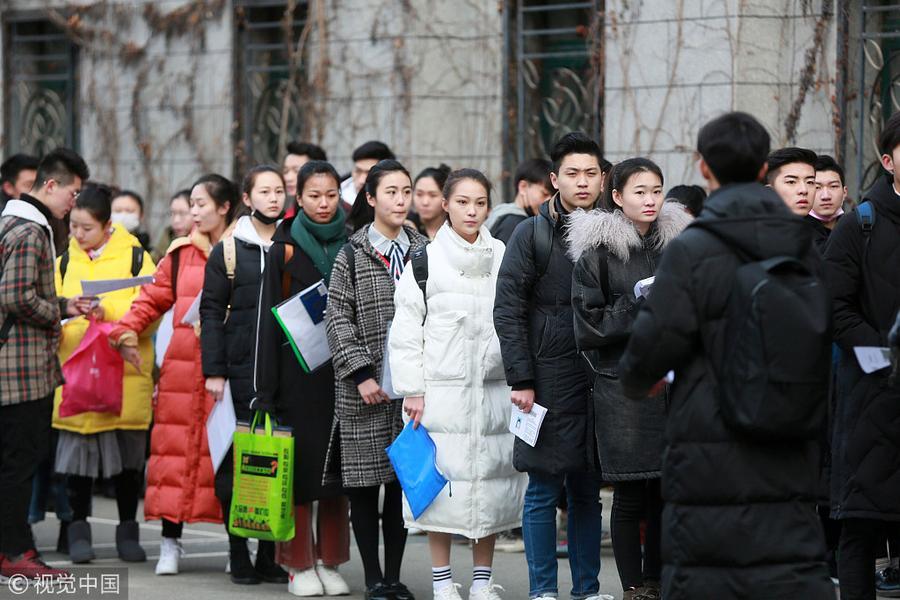 中戏2018艺考:考生排长龙素颜颜值高_北京时间