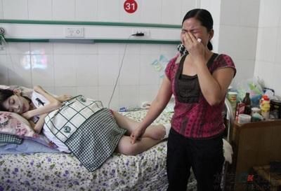 19岁女孩腹肿如十月怀胎,医生放弃治疗,父母跪