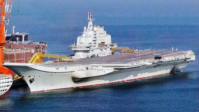 外媒:中国003型航母浮出水面,排水量高达9万多