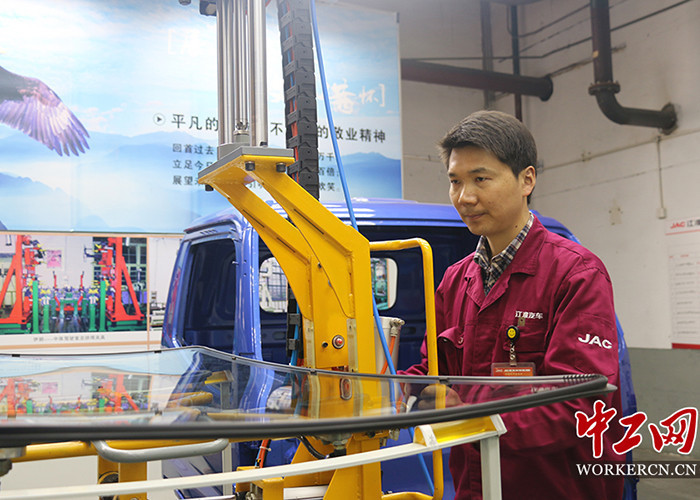 钳工盛保柱:坚守二十余载 用创新托起“智造中国” 钳工盛保柱:坚守二十余载 用创新托起“智造中国”