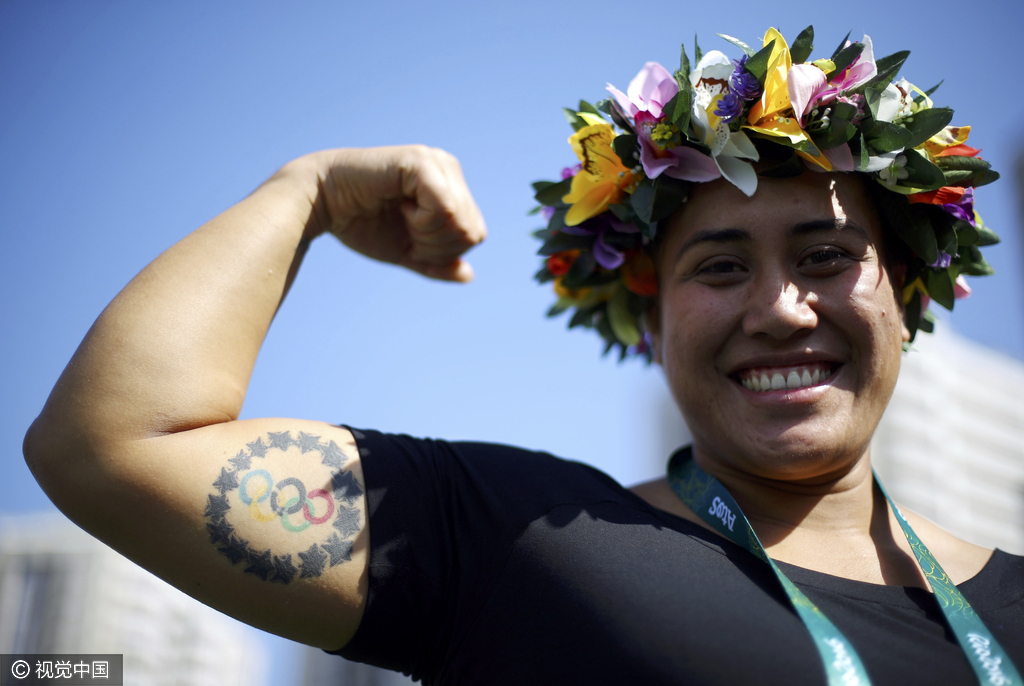 里约奥运会已接近尾声，参加本次奥运会的运动员里不乏俊男靓女，充满力与美的身材吸引了全世界观众的眼球，此外、职业运动员们身上花样繁多的文身更是让人倍感惊艳。图为志愿者身上的“奥运五环”文身