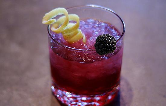 【鸡尾酒篇】千万别被鸡尾酒或绚烂或浪漫的外表蒙骗,要知道这些家伙都是实打实的烈酒打底,尤其是初次尝试的女生,千万要留心。1.蓝莓茶(BlueberryTea)Playboys猎艳的精明之选,会让人以为是一般的茶味勾兑酒,殊不知它可不是贵妇们的下午茶,而是表面上看来是热茶的温热调酒。尤其是微凉的夜晚,来一杯微甜暖香的blueberry tea,保证一杯之后你就意识模糊了。