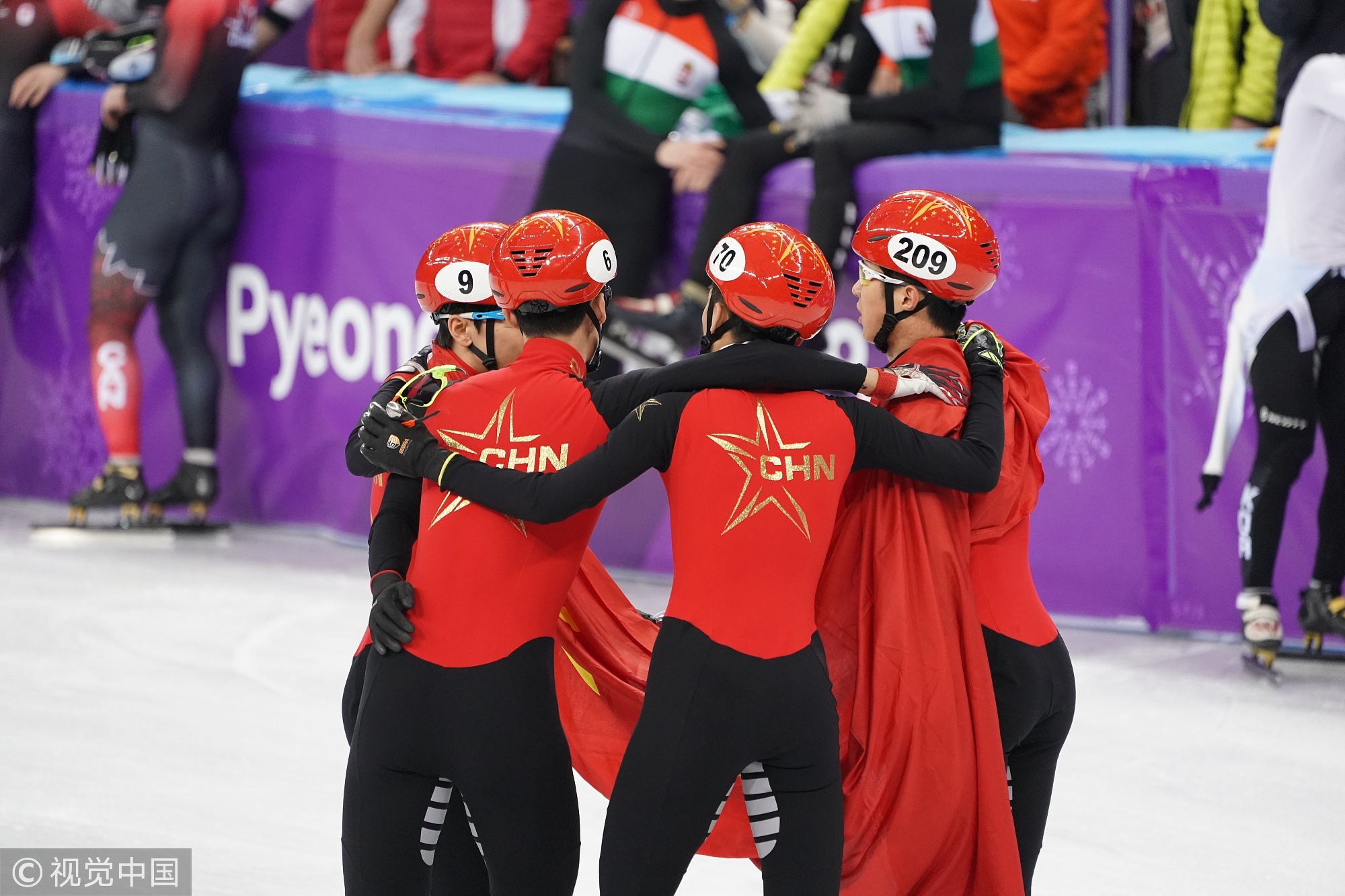 组照说明:2018平昌冬奥会短道速滑男子5000米接力决赛：中国队摘银