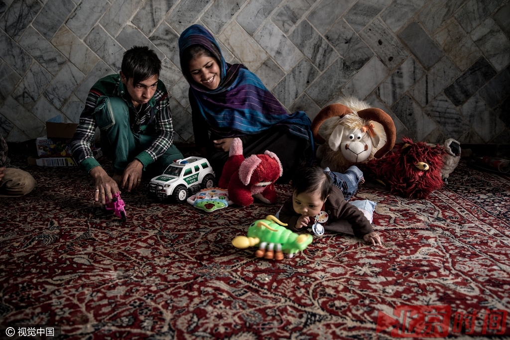 Behzad和妻子儿子与妻子Zeinab的母亲及兄弟姐妹们一起生活在很差的条件下。