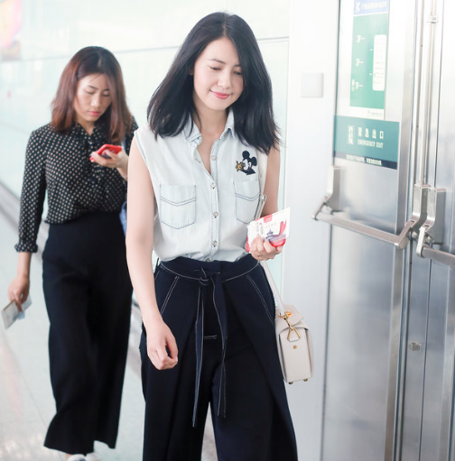 垮膀粗,这还是我们认识的街拍达人,不老女神高