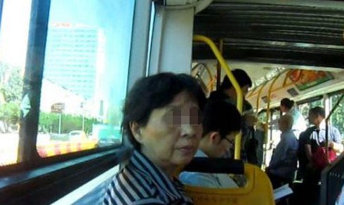 女子抱婴儿坐公交,众人都夸婴儿漂亮,一旁的大