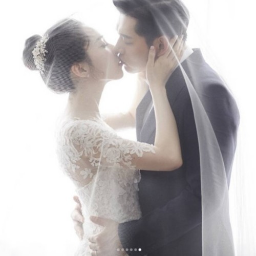 组图:韩星张真英与姜海仁婚纱照 十年情侣将结婚 组图:韩星张真英与姜海仁婚纱照 十年情侣将结婚