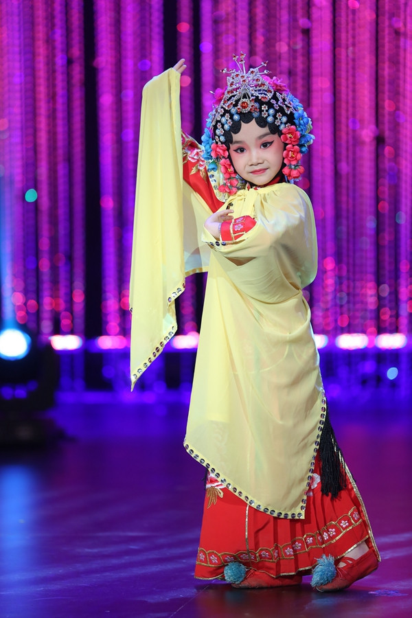 5岁小花旦个性十足