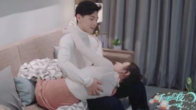 迪丽热巴躺邓伦腿上撒娇,邓伦一个举动瞬间被