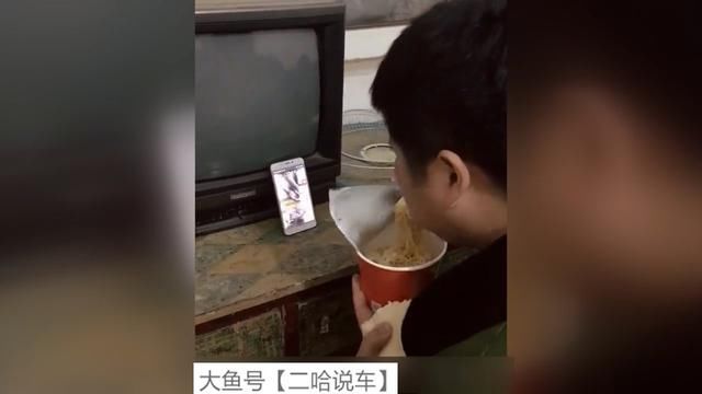 月工资没脱贫,给网红刷两千八留二百吃馒头,他