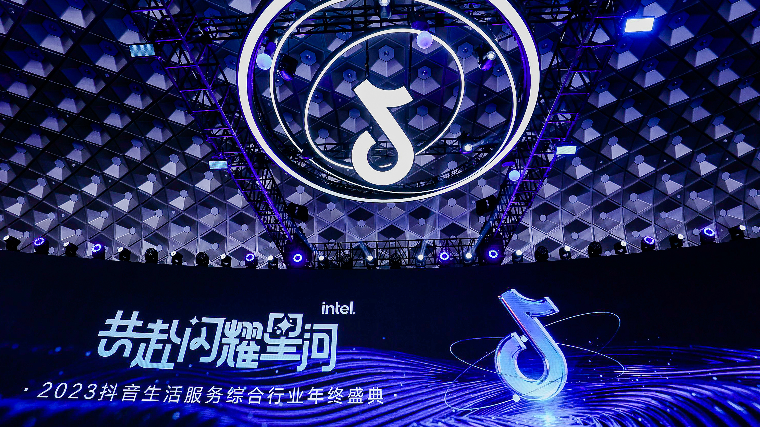 抖音生活服务综合行业年终峰会:丽人等行业全年交易额增3.3倍 抖音生活服务综合行业年终峰会:丽人等行业全年交易额增3.3倍