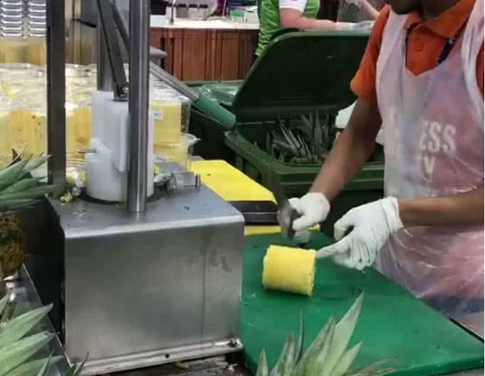 看看迪拜人是怎么削菠萝的,最后的成品令人吃