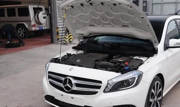 为啥宝马奔驰车上有死鸟标志?知晓内情后,车