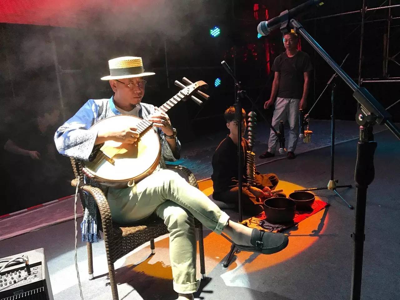 冯满天由这样一位音乐大师来担任"轮值镇长",可谓冥冥之中有不解之缘.