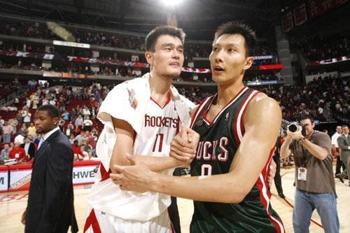 姚明是nba选秀状元,是与奥尼尔在场上互爆的男人,易建联有着超高的