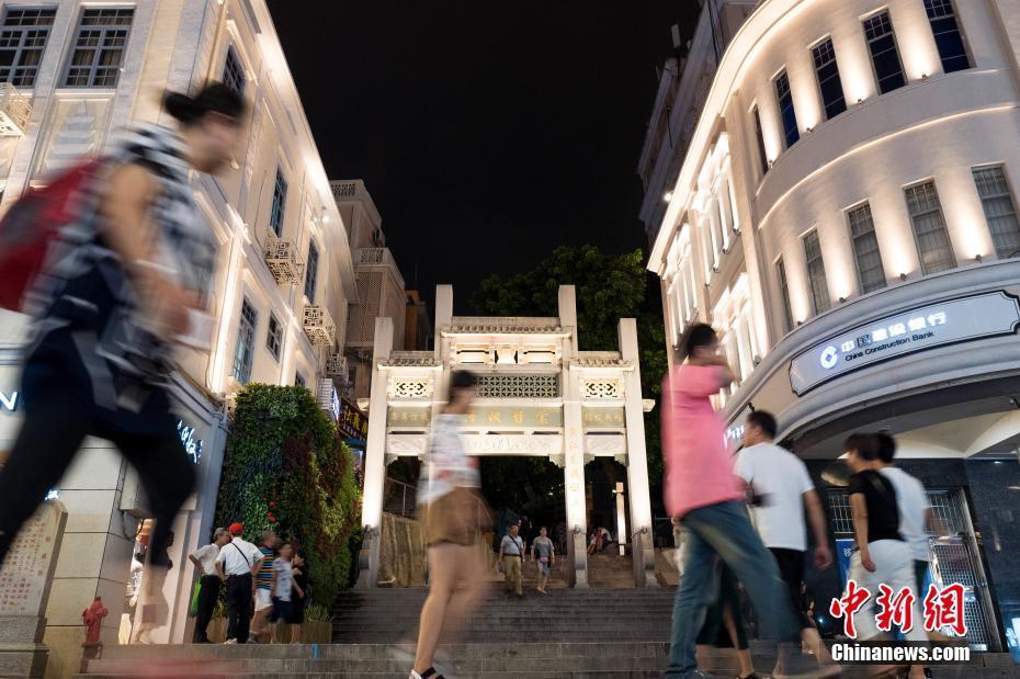9月2日晚间,市民和游客漫步在厦门市中山路步行街。9月3日至5日,金砖国家领导人第九次会晤等系列活动将在福建省厦门市举行。 中新社记者 侯宇 摄
