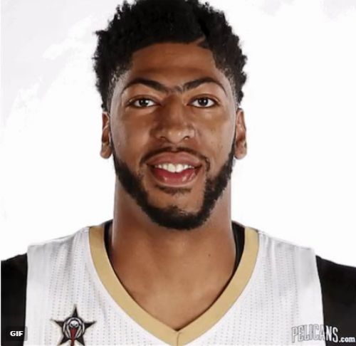 鹈鹕晒戴维斯5年大头照变化 浓眉依旧胡须渐长