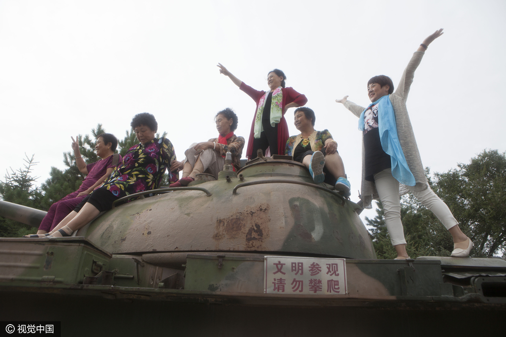 黑龙江齐齐哈尔广场现坦克 市民组团攀爬合影 黑龙江齐齐哈尔广场现坦克 市民组团攀爬合影