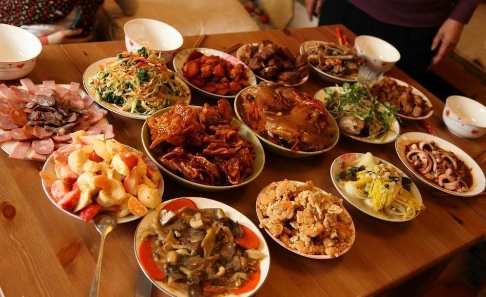 美食是中国人过年的重头戏,每一道菜都蕴含着人们对于新年的期待和