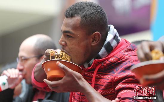 吃热干面比赛 武汉大妈8秒撂倒外国冠军 吃热干面比赛 武汉大妈8秒撂倒外国冠军