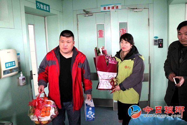 临沂:草帽姐夫李超和爱心人士看望抗战老英雄