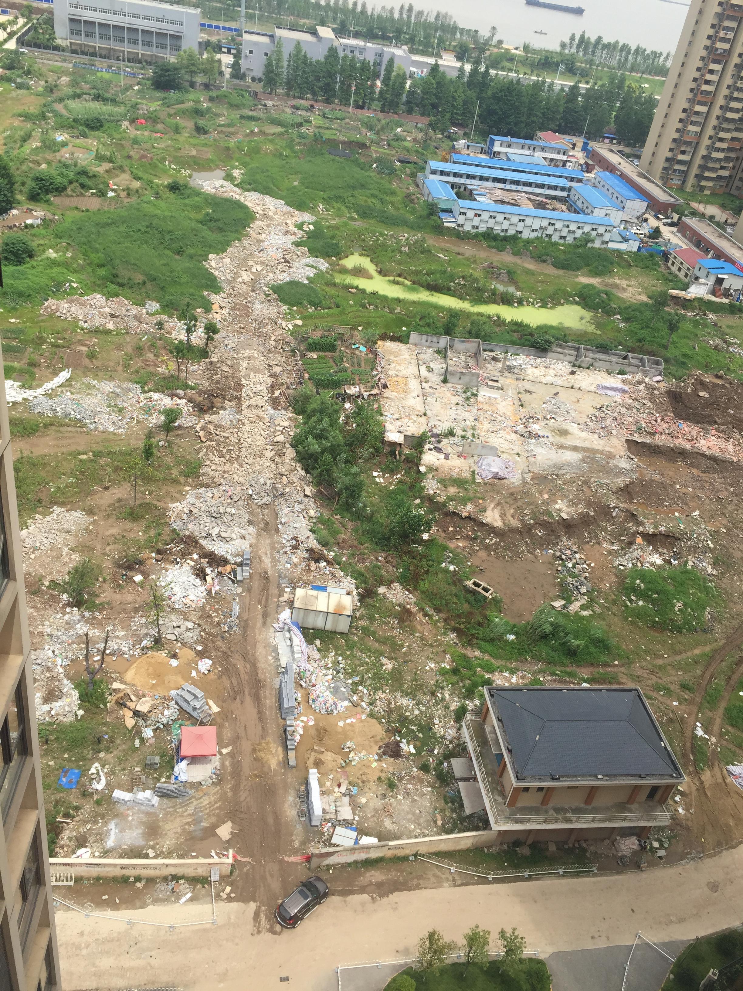 据悉，这片球场的用地原规划为景观绿化用地，未整改前属于绿化拆迁工地。在足球场项目实施前，该地长期堆积野土、装修和生活垃圾，久而久之被周边居民投诉“脏乱差”，严重影响居民生活质量。球场的建设者刘军投资1200万元，运了几百车垃圾，将这里从垃圾场变成了足球场，还搭配了全民健身设备、停车场等公共设施，投入使用后也受到附近居民了的欢迎和支持。