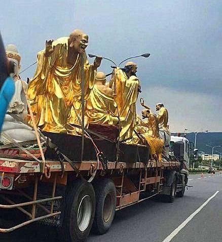 幽默笑话搞笑图片:大姐,你骑电瓶车,霸气!