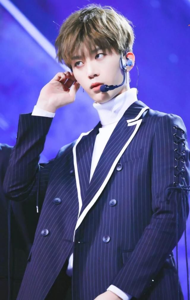 《偶像练习生》范丞丞、Justin与导师周洁琼贴