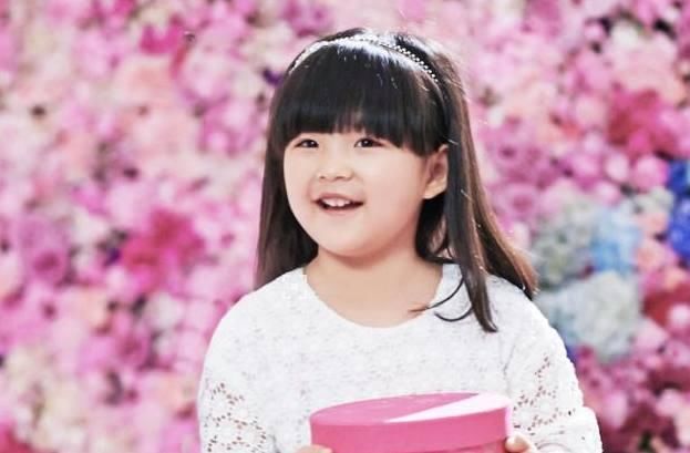 网友偶遇李湘一家,拍了几张被王诗龄公主发现,眼神相当的厌恶!