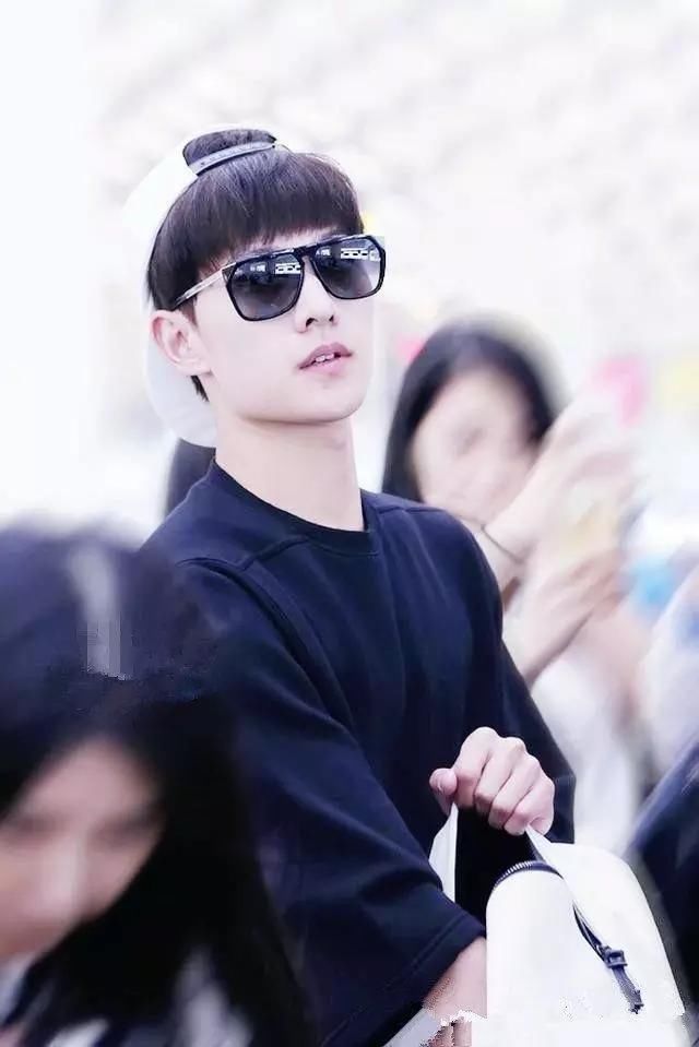 喜欢反戴帽子的明星,鹿晗离不开,杨洋成为焦点