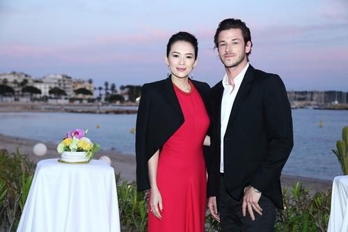 别老吹林青霞美了!她和巩俐同框脸大气质差,被