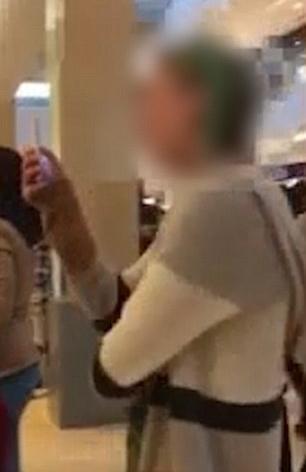 美一女孩因错过手机维修预约冲爷爷破口大骂 美一女孩因错过手机维修预约冲爷爷破口大骂