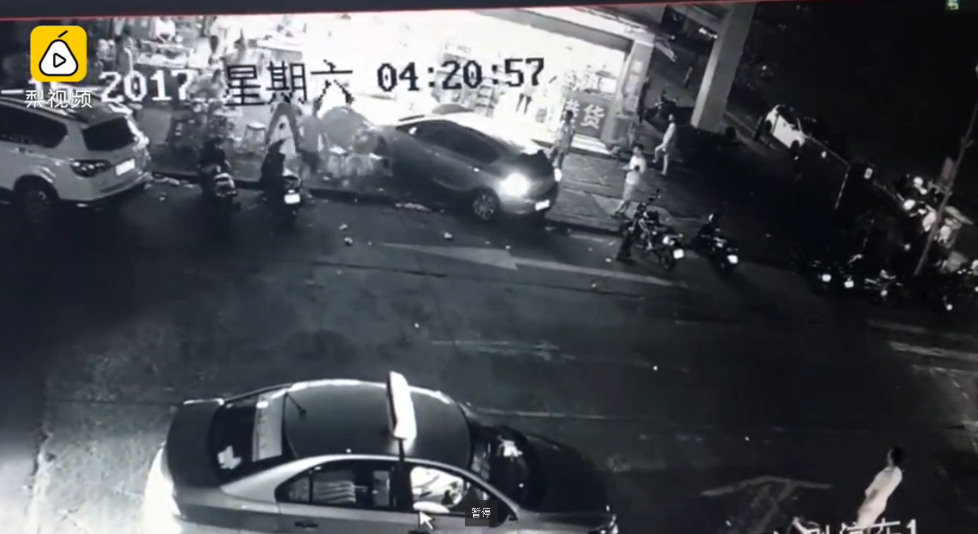 廣東河源:男子開車撞夜宵攤 導(dǎo)致同行女子流產(chǎn)