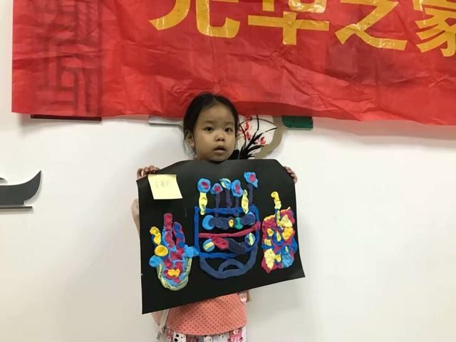 暑期生活缤纷多彩 社区亲子泥塑画DIY课堂受