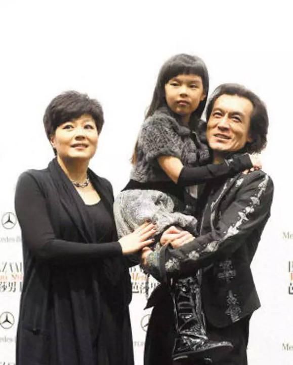 李咏女儿从小就被网友嘲笑长的丑,如今被狠狠打脸!