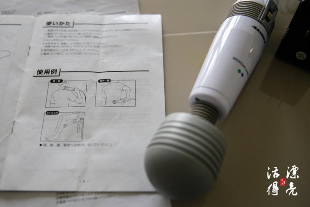 新工作对于丹丹来说是非常新奇的，她需要试用各式各样的情趣用品写下体验感受。测评并不是在上班时间进行，一有产品需要测评时，丹丹会在下班后带回家里。使用前她会先对产品进行细致地消毒。“ 一些产品我还会下午提前在公司充好电或者买好电池，以免测评到一半没电，那就比较尴尬了。” 丹丹笑着说。图为丹丹正在展示曾经测评过的一些产品。