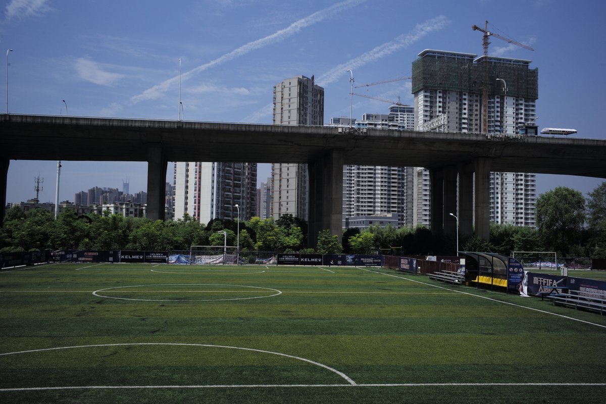 “其实我们都很支持这个地方建设足球场，也不存在扰民情况，踢球声音比旁边高架桥上的行驶车辆声音还小。”奥山世纪城的居民谷女士告诉记者，之前足球场营业的这一年，她和小区邻居们晚上经常在那里锻炼，“不知道什么原因，足球场突然就被拆了。以前这里晚上灯火通明，非常热闹，现在晚上没有灯，黑黢黢的也没人来锻炼了。”谷女士说，还是希望该足球场能恢复使用。