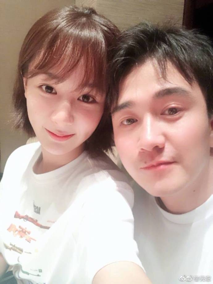 杨紫点赞唐艺昕与张若昀后发文称虐 跟翟天临的亲密合影引猜测