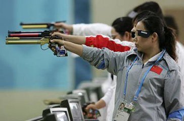 而每支枪的价格大约为6000美元至3万美元不等。世界纪录奥运五连冠运动员罗德金仅仅枪支就花费了2万美元，而在训练中最花费最多的是弹药，她每天发射500到1000弹药，训练纪录是每打出25枚子弹就要支付大约16美元。罗德金说，她在射击上的总花费已经超过了三百五十万美元。