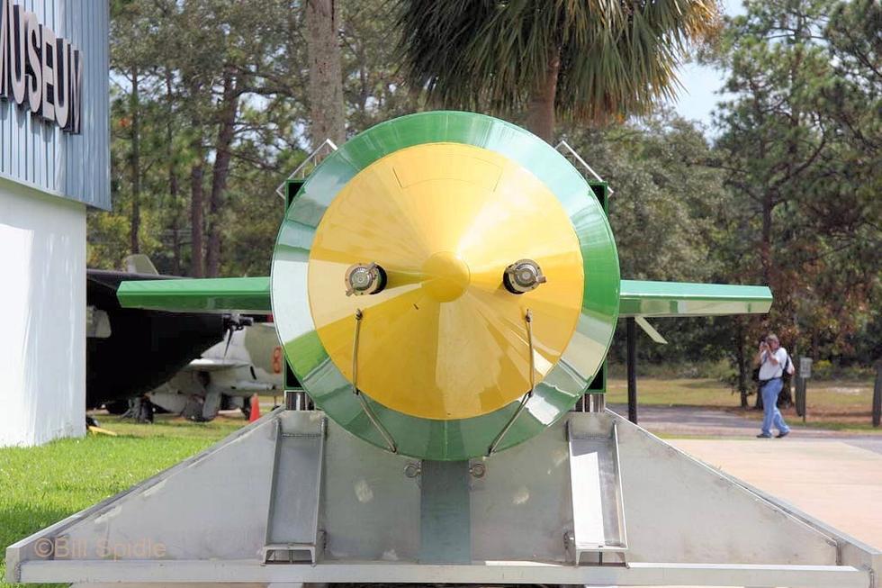 GBU-43/B型炸弹是一种总重量为10.3吨的常规炸弹，被称作大型空爆炸弹，也有炸弹之母的称呼。