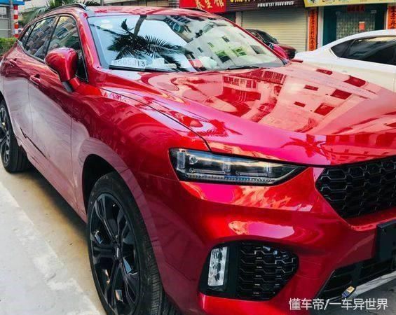 女车主把红色长城vv7停在路边,路过阿姨看见,直呼这车好霸气