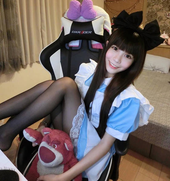 台湾LOL女主播晒性感照 网友：没肉别卖肉