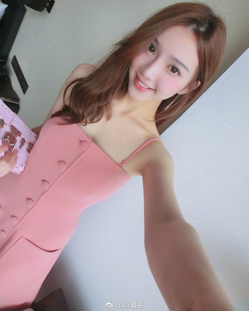 网红喜哥穿樱花粉鲜嫩娇美 与富二代恋情成谜