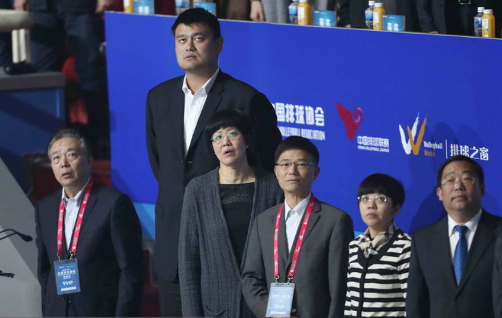 大佬同框!姚明郎平观看排球比赛 亲切聊天