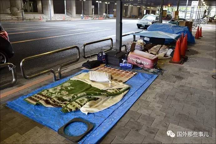 实拍日本街头流浪汉:虽然穷但是受人尊敬,还经常看书 实拍日本街头流浪汉:虽然穷但是受人尊敬,还经常看书